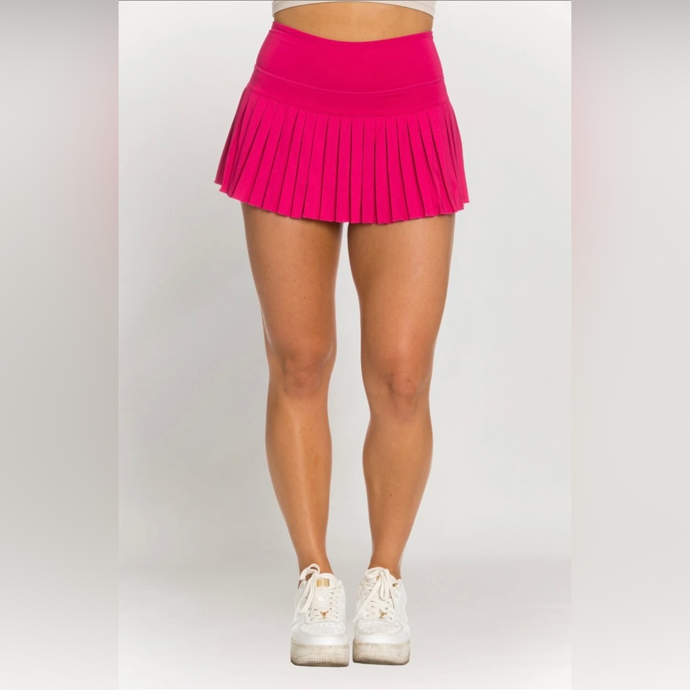 A gold hinge, pink M skirt. Supper cute just don’t need it!